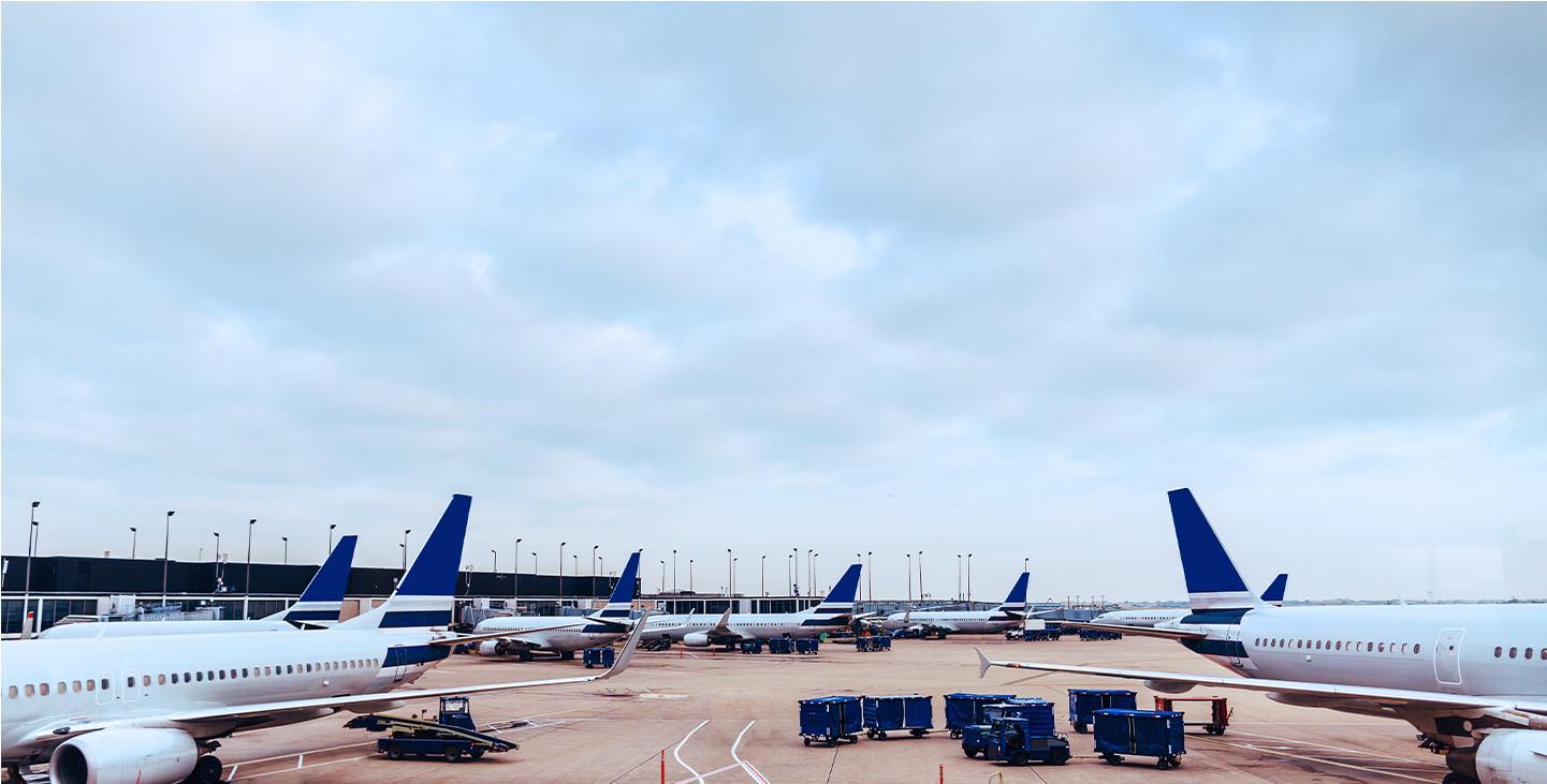 Flota de aviones en pista de aeropuerto 